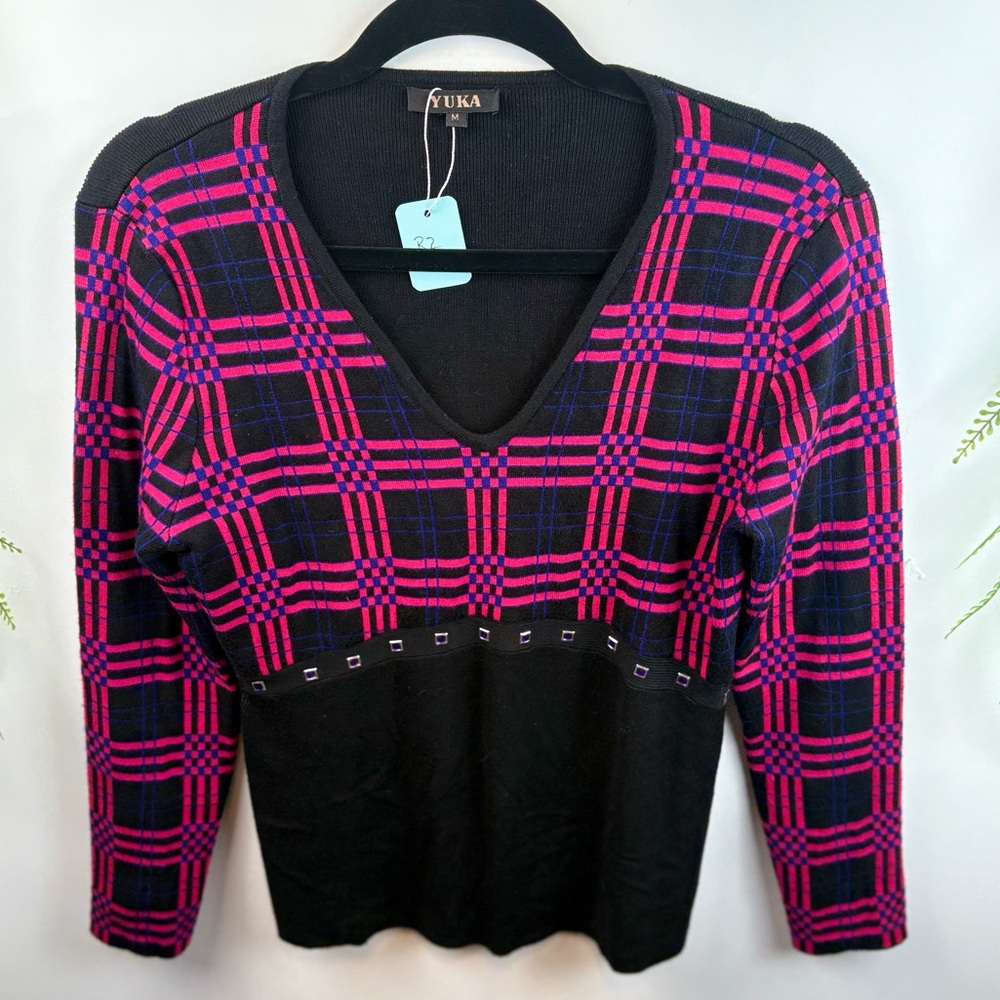 Yuka v neck sweater. Size med. beautiful design